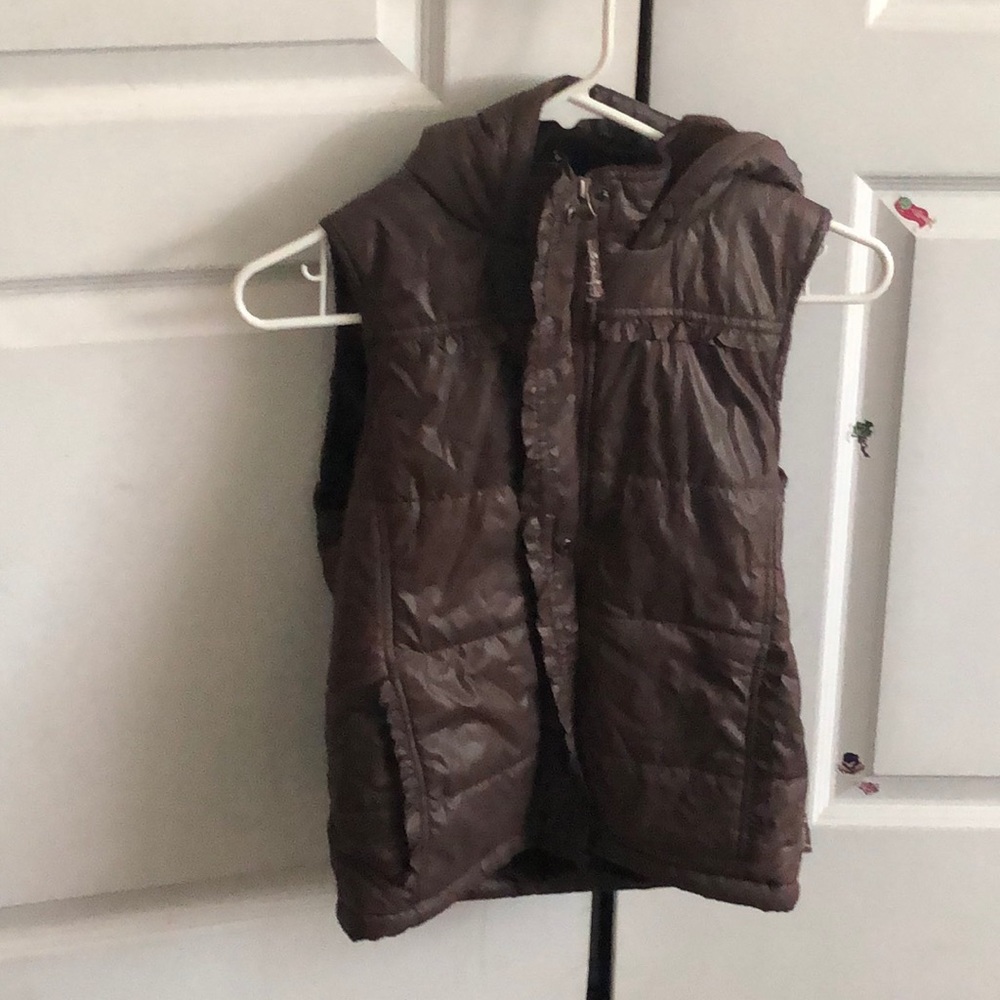 Brown sleeve less coat